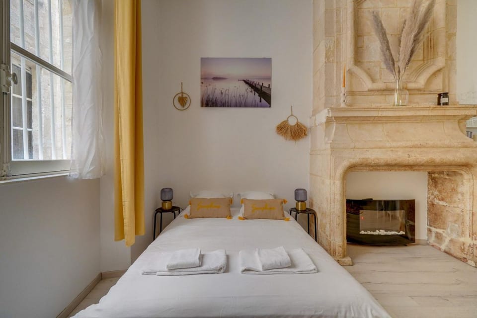 Bed, towels