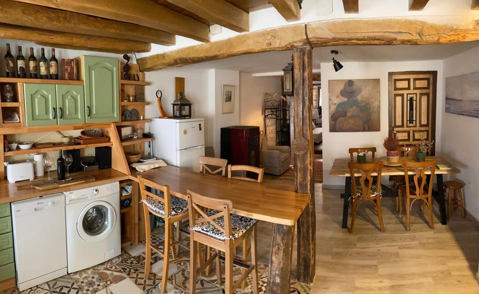 Kitchen or kitchenette, Dining area