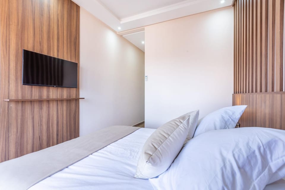 Bed, TV and multimedia, Bedroom