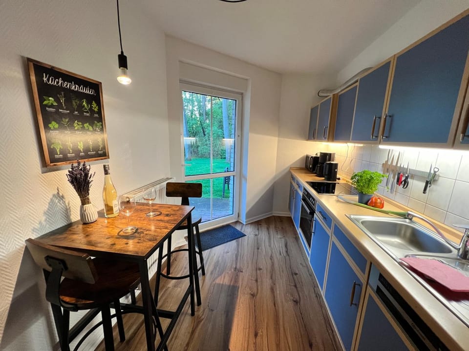 Kitchen or kitchenette, Dining area, stove