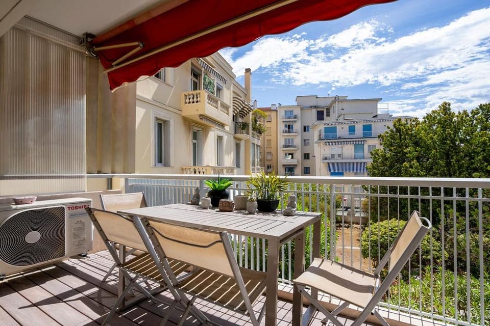 Bird's eye view, Balcony/Terrace, Seating area, Dining area, City view, Garden view