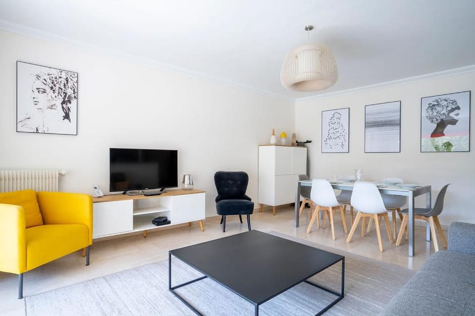 TV and multimedia, Living room, Decorative detail, Seating area, Dining area