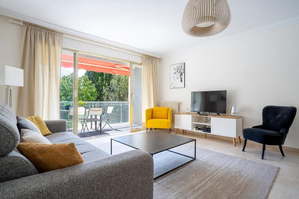 TV and multimedia, Balcony/Terrace, Living room, Decorative detail, Seating area