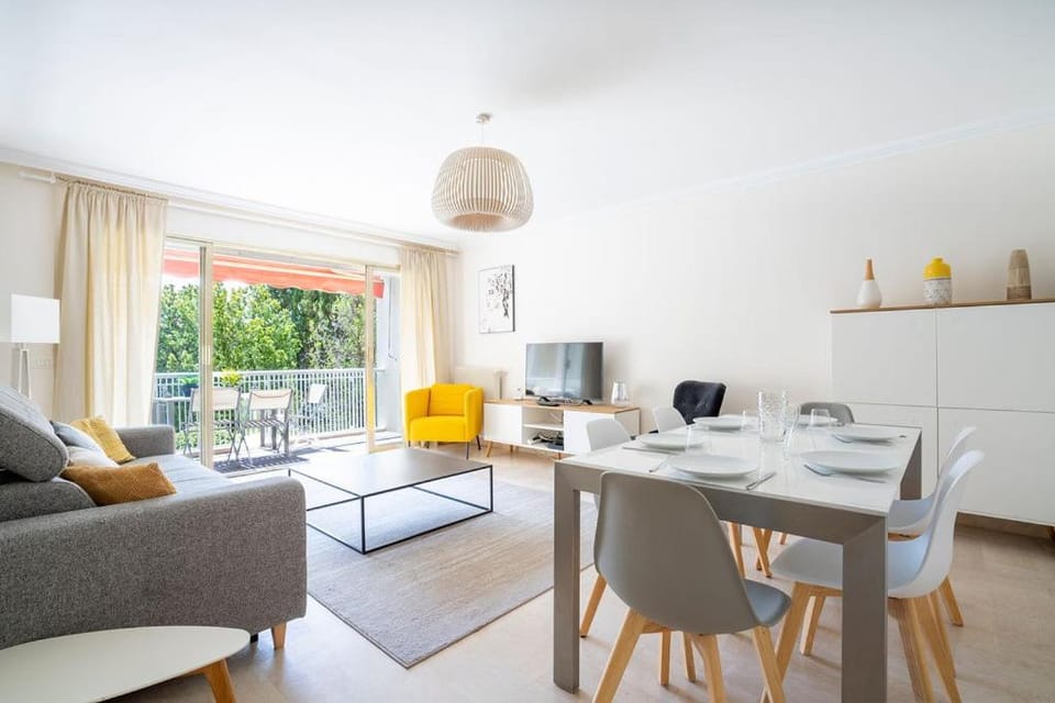 TV and multimedia, Living room, Decorative detail, Seating area, Dining area