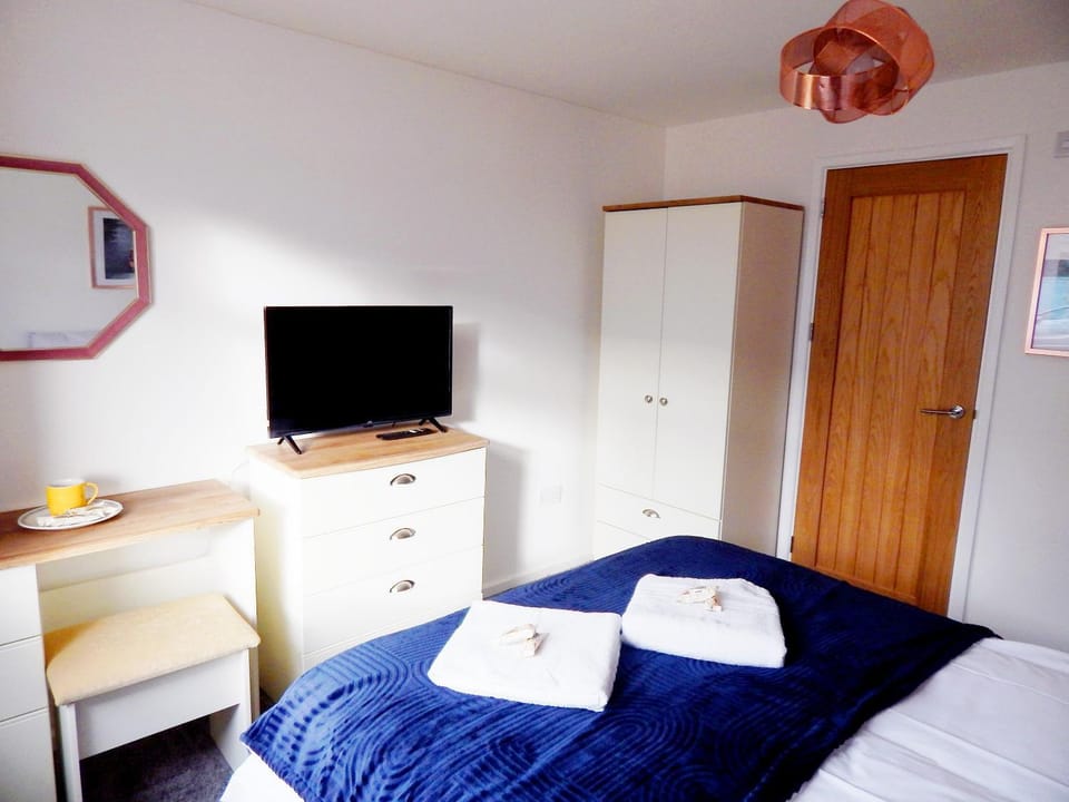 Bed, TV and multimedia, Bedroom, hair dresser, towels