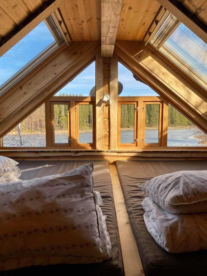 Tretopphytter På Grensen - Beverhytta med robåt og gjeddefiske Chalet in Västra Götaland County