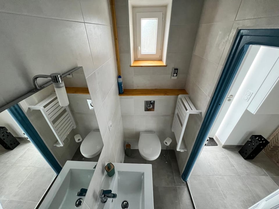 Shower, Toilet