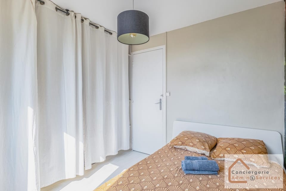 Photo of the whole room, Bedroom, storage, towels