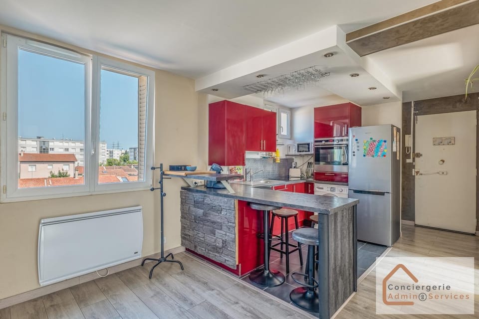 Dining area, minibar