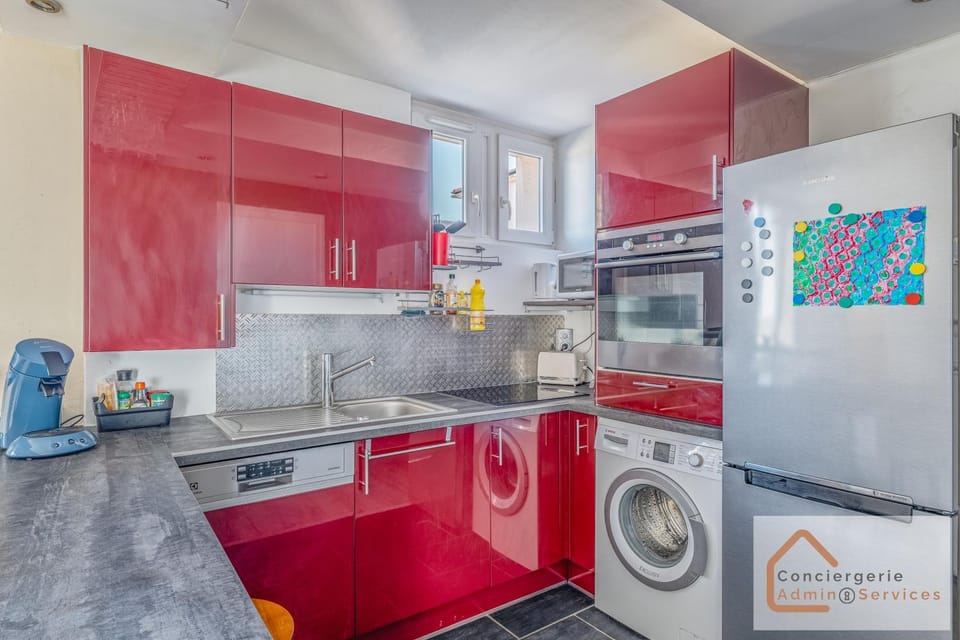 Coffee/tea facilities, dishwasher, microwave, minibar, oven, stove, washing machine, kitchen