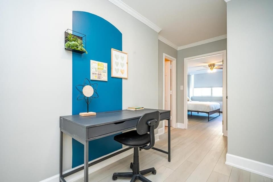 Downtown Atl Condo Onsite Parking King bed & bonus room LM1901 House in Atlanta