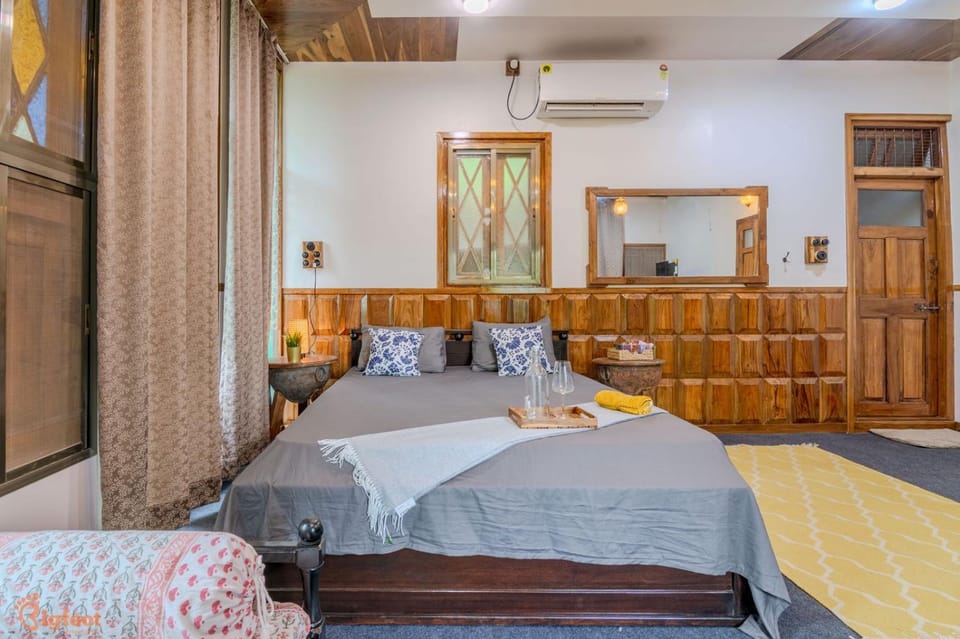 Bed, Living room, Photo of the whole room, Bedroom, air conditioner