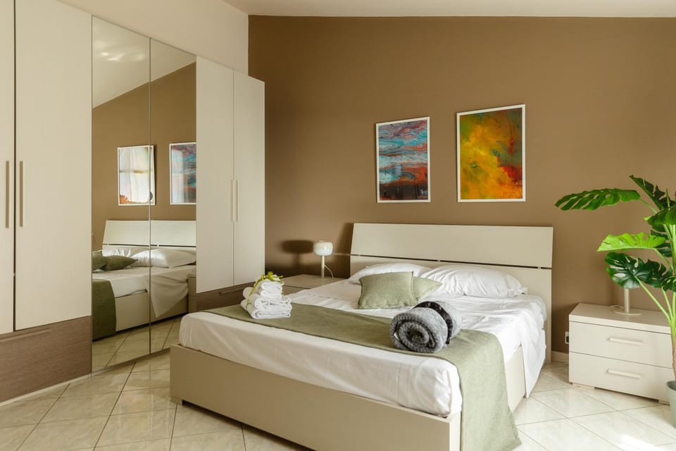 Bedroom, towels