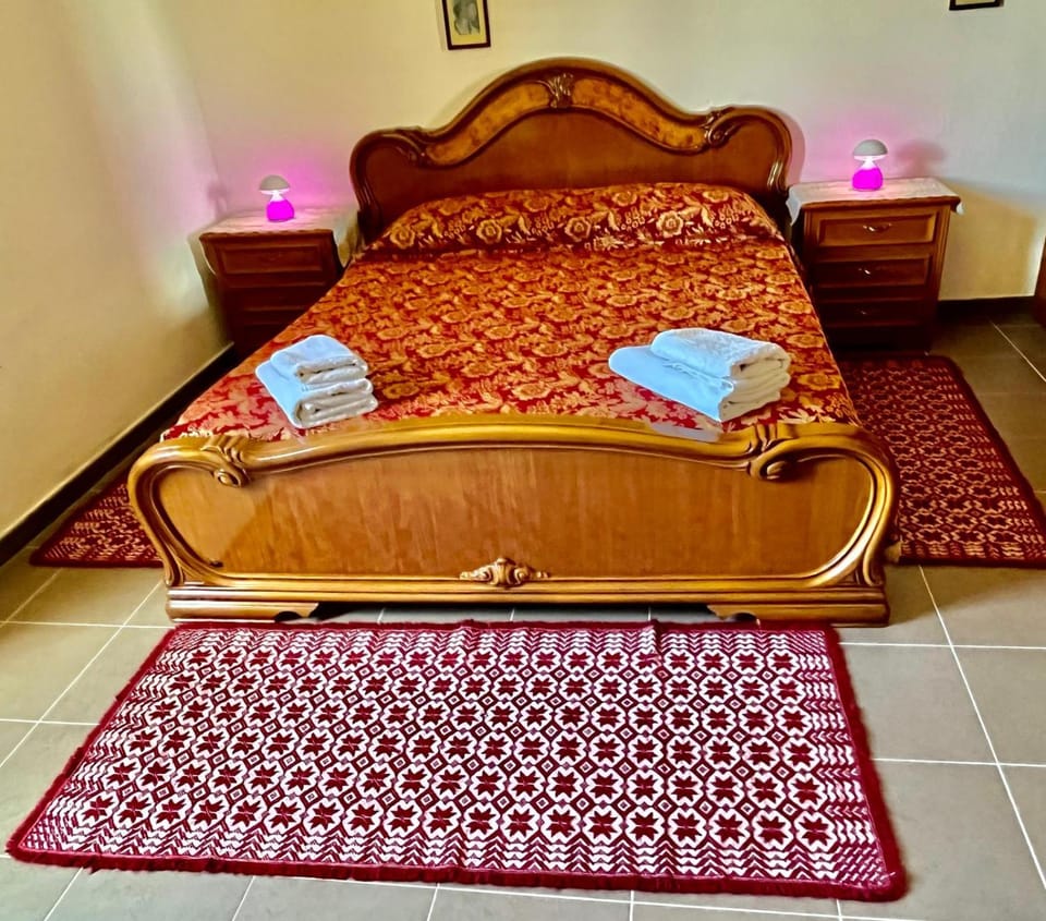 Bed, Photo of the whole room, Bedroom, towels