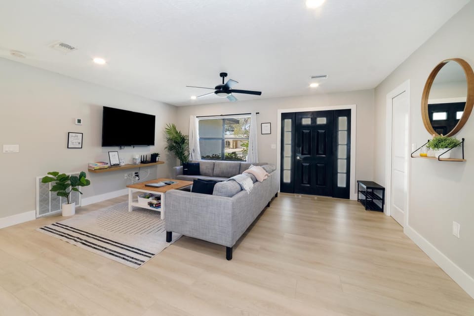New 6min to 3 Sister Springs, Spacious, Fun with Game Room House in Florida