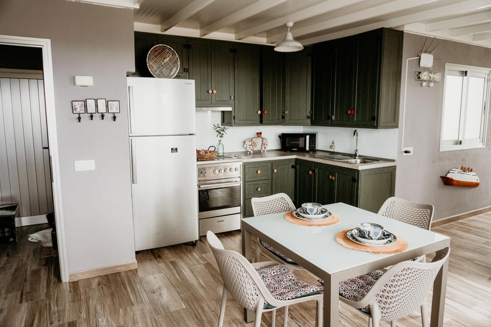 Kitchen or kitchenette, Living room, minibar, pet friendly