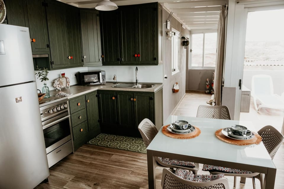 Kitchen or kitchenette, Dining area, minibar, pet friendly