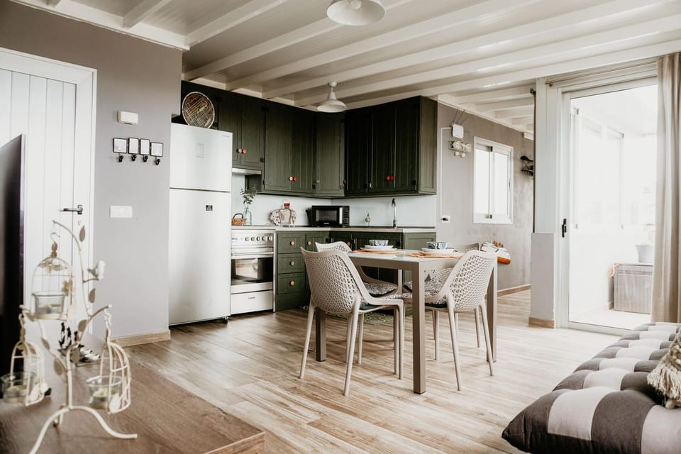 Kitchen or kitchenette, Living room, Dining area, minibar, pet friendly