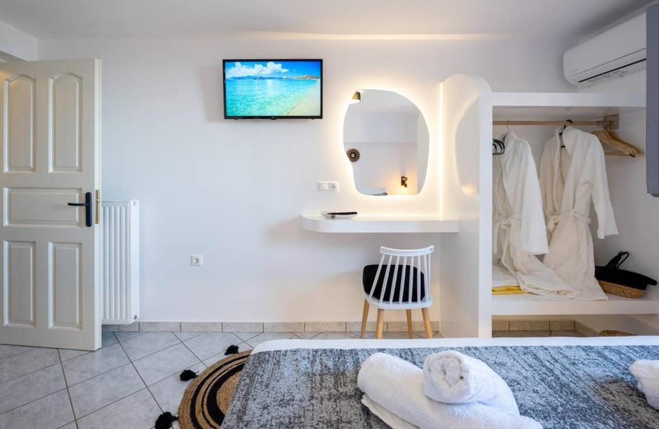 Bed, Photo of the whole room, towels, wardrobe