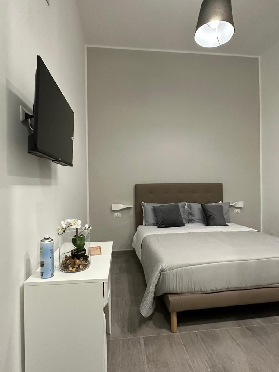 Bed, TV and multimedia, Living room, Photo of the whole room, Seating area, Bedroom, hair dresser