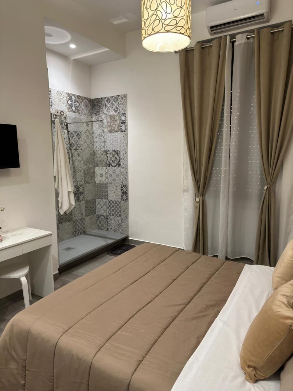 Bed, Bathroom, TV and multimedia, Photo of the whole room, Bedroom, towels, air conditioner