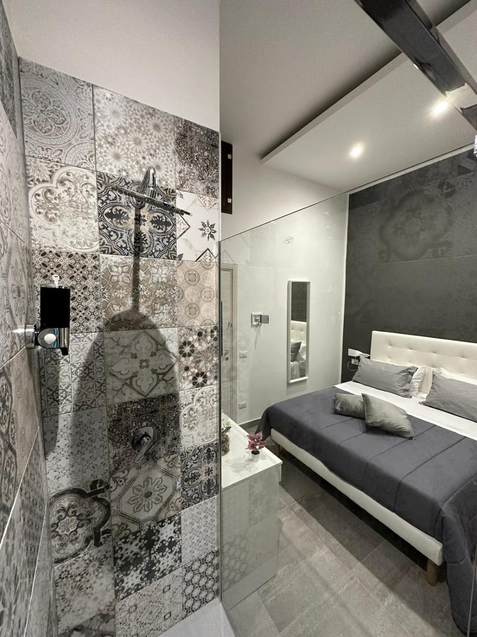Shower, Bed, Bathroom, Photo of the whole room, Bedroom, towels