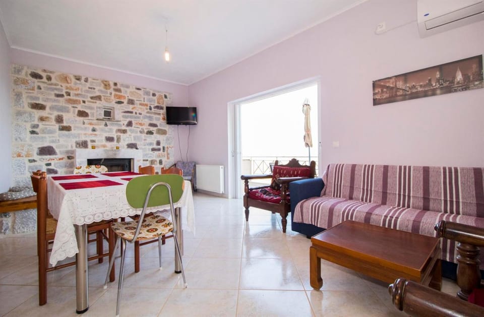 Communal lounge/ TV room, TV and multimedia, Living room, Seating area, Dining area, air conditioner