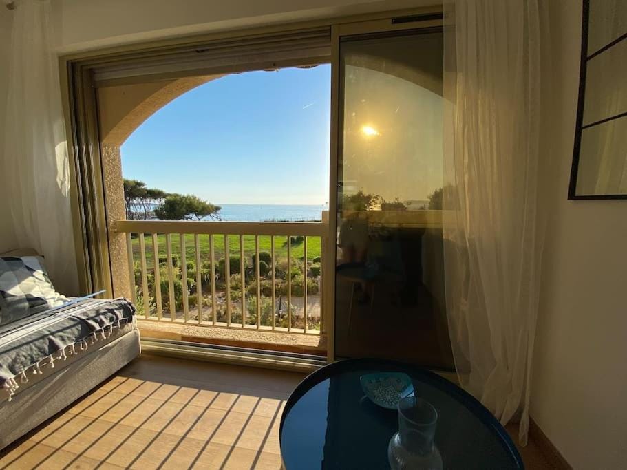 Natural landscape, View (from property/room), Balcony/Terrace, Living room, Seating area, Sea view