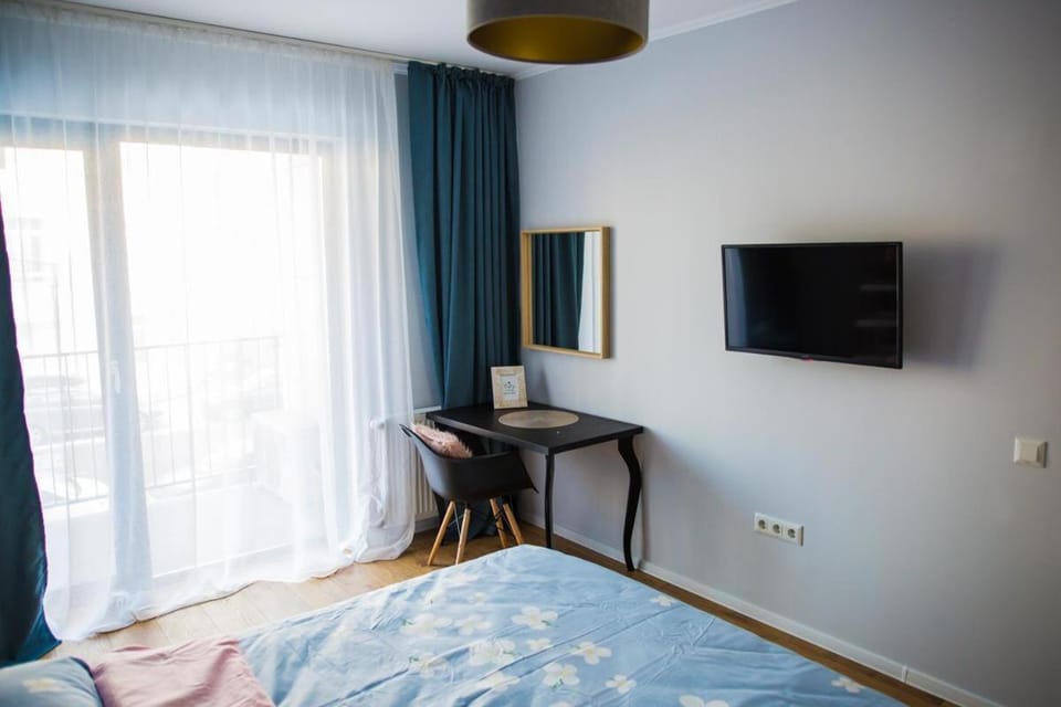 Bed, TV and multimedia, Bedroom