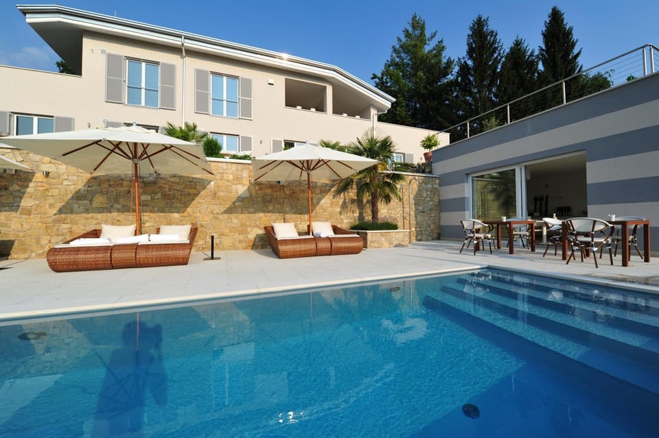 Property building, Restaurant/places to eat, Balcony/Terrace, Swimming pool