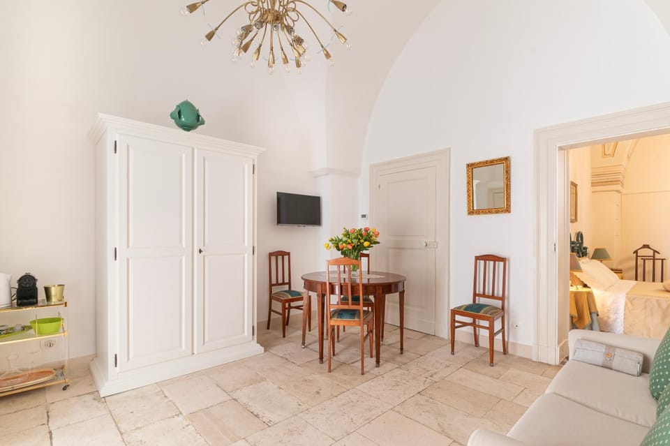 TV and multimedia, Kitchen or kitchenette, Living room, Seating area, Dining area