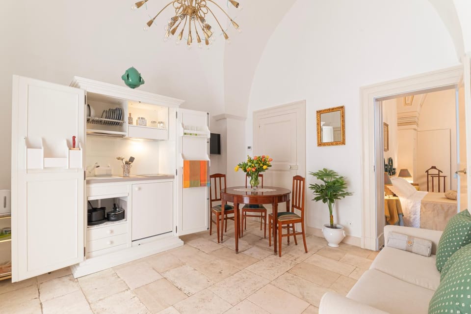 Kitchen or kitchenette, Living room, Seating area, Dining area
