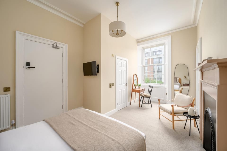 Bed, TV and multimedia, Photo of the whole room, Seating area, Bedroom