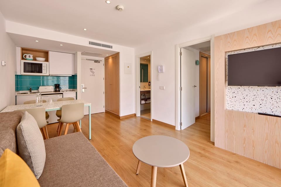 TV and multimedia, Kitchen or kitchenette, Living room, Dining area