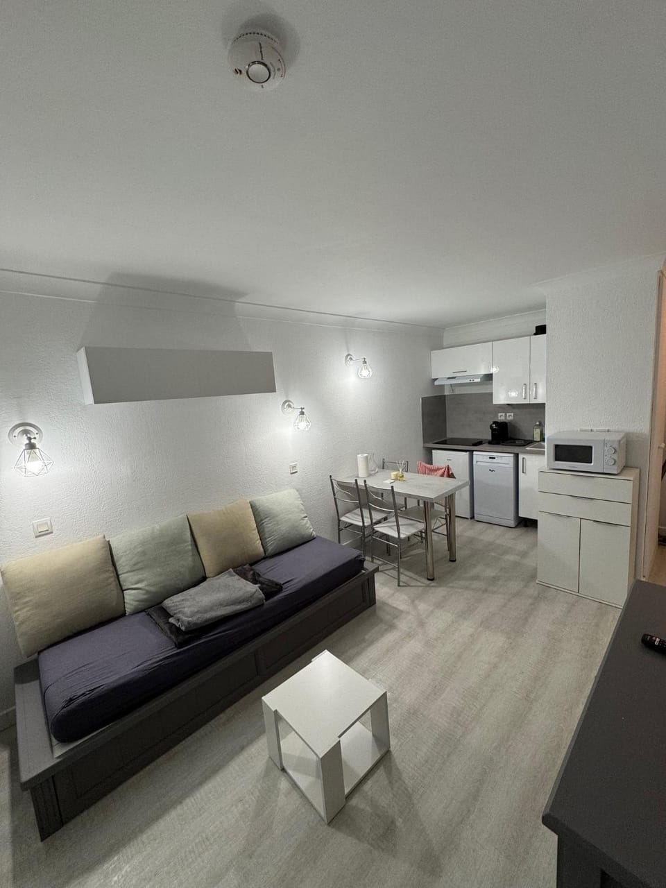 Kitchen or kitchenette, Living room, Seating area, Dining area, stove