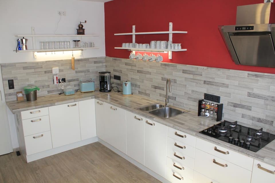 Coffee/tea facilities, Kitchen or kitchenette, dishwasher, stove, toaster