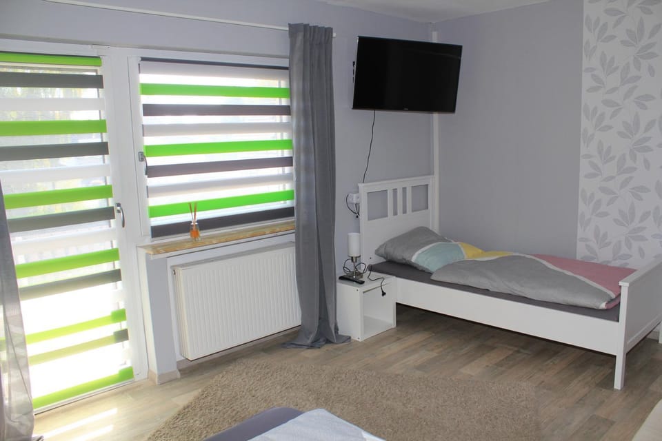 Bed, TV and multimedia, Photo of the whole room, Bedroom