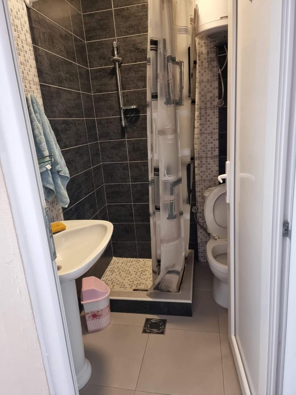 Shower, Toilet, Bathroom, towels