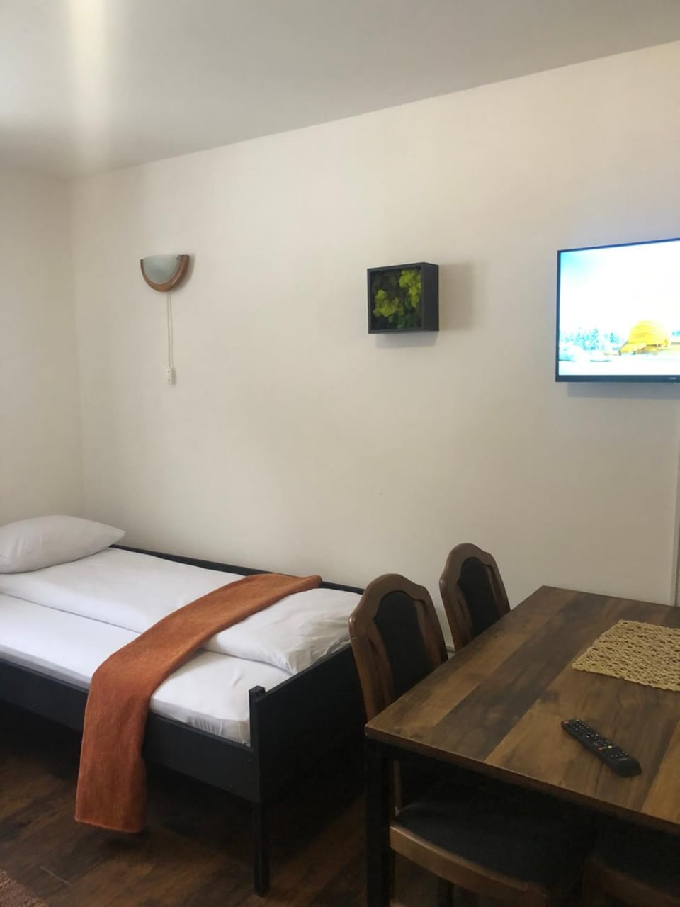 Bed, TV and multimedia, Seating area