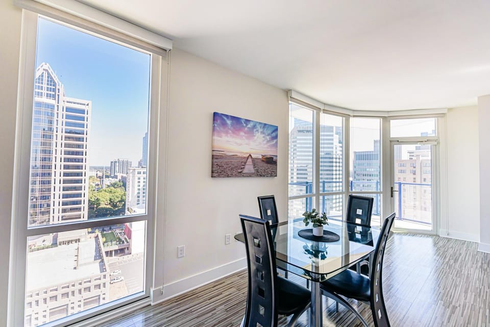 View (from property/room), Balcony/Terrace, Living room, Dining area, City view