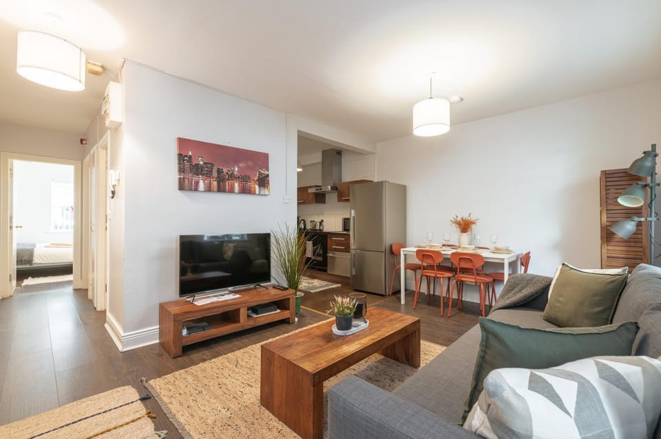 TV and multimedia, Living room, Seating area, Evening entertainment