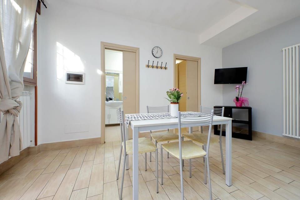 TV and multimedia, Kitchen or kitchenette, Living room, Seating area, Dining area