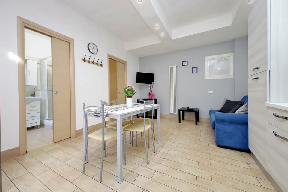 TV and multimedia, Kitchen or kitchenette, Living room, Seating area, Dining area