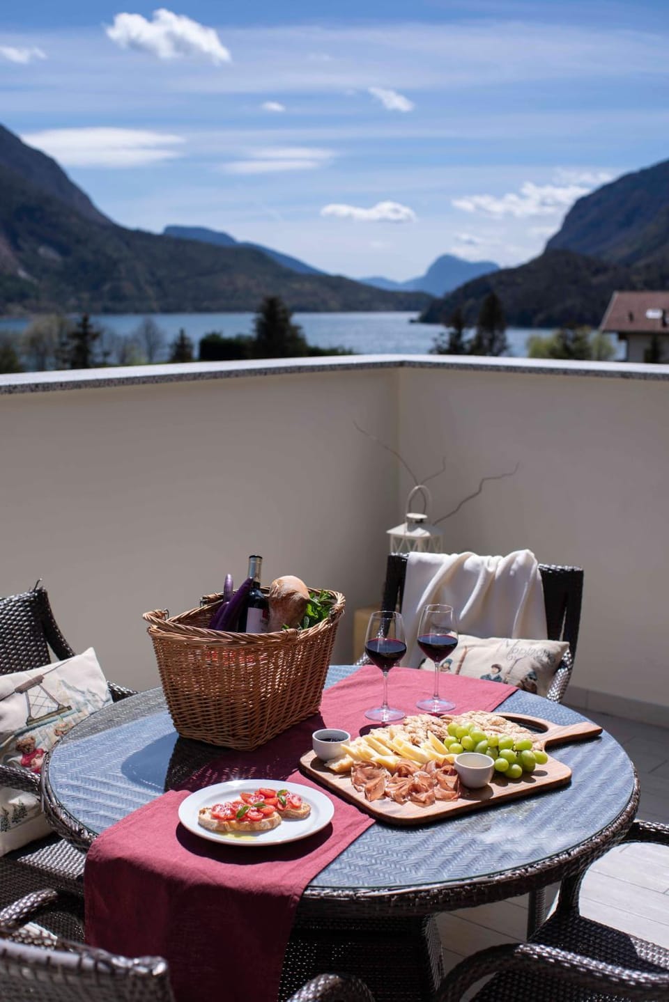 Day, Natural landscape, Food and drinks, Dining area, Food, Lake view, Mountain view, River view, Lunch, Dinner