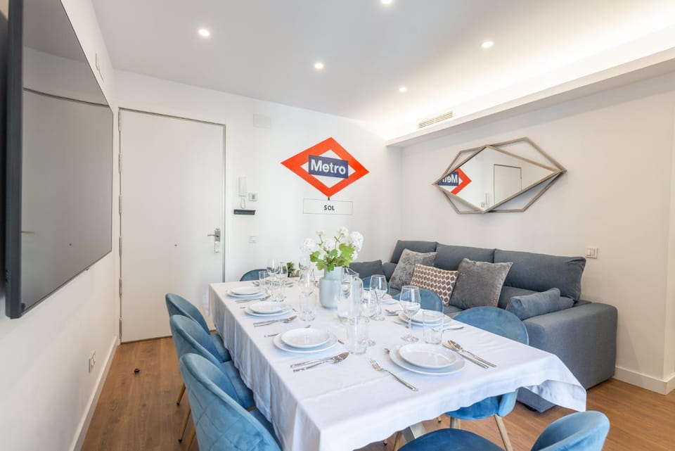 TV and multimedia, Living room, Seating area, Dining area