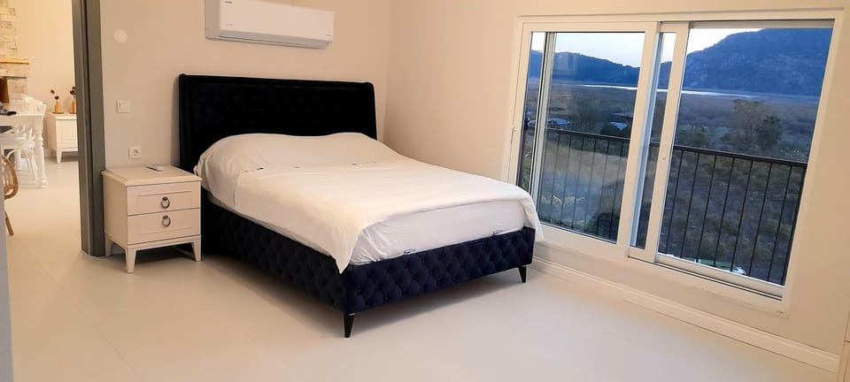 Bed, Natural landscape, Photo of the whole room, Bedroom, Lake view, Lake view, Mountain view, Mountain view, Sunset