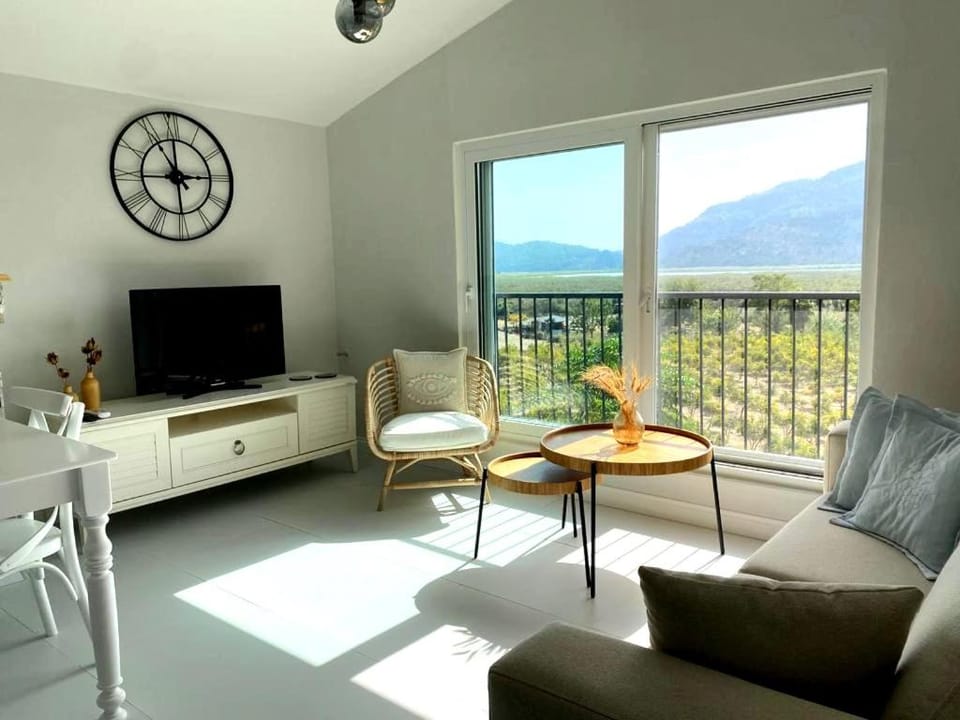 Natural landscape, TV and multimedia, Living room, Seating area, Dining area, Mountain view, Mountain view
