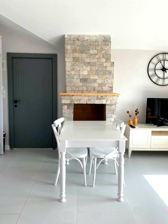TV and multimedia, Coffee/tea facilities, Kitchen or kitchenette, Living room, Seating area, Dining area, Lake view, Lake view, Mountain view, Mountain view, Sunrise, Sunset