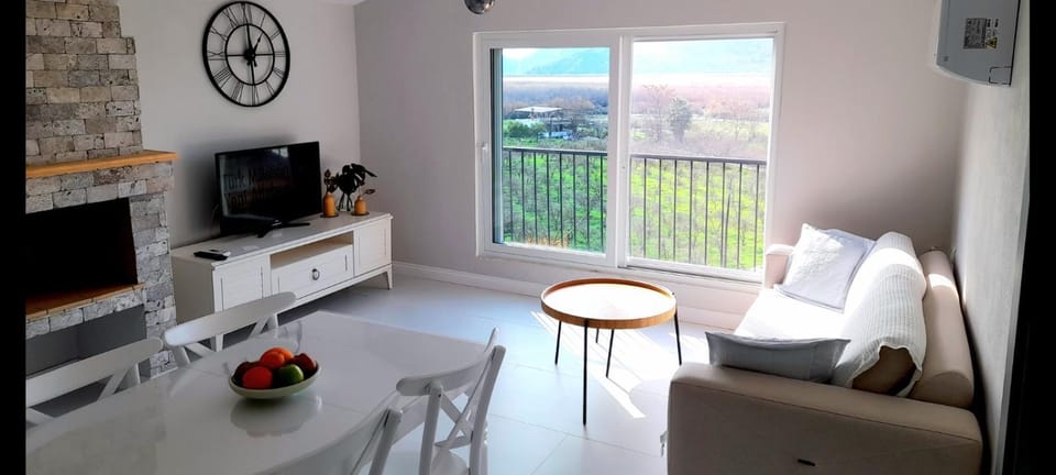 TV and multimedia, Living room, Photo of the whole room, Seating area, Dining area, Guests, Lake view, Landmark view, Mountain view, air conditioner