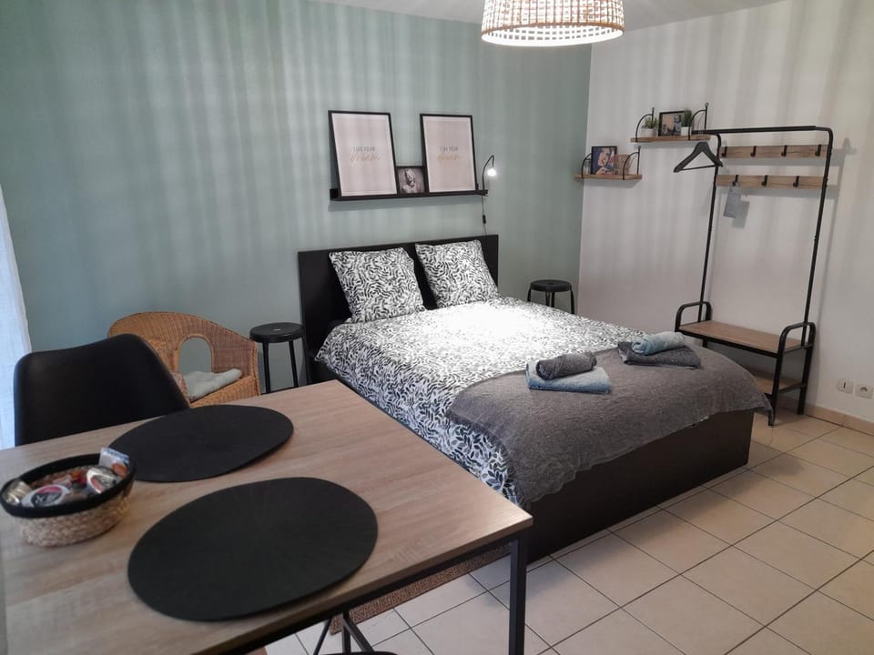 Bed, Seating area, Dining area